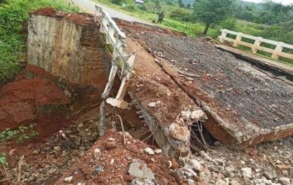 AlicccAP's tweet photo. Kadala bridge between Demoso township and Fruso township, Kayah state has been destroyed.Locals are very disappointed and having a hard time right now. #WhatsHappeningInMyanmar #May31Coup https://t.co/rMtsEj0YJn