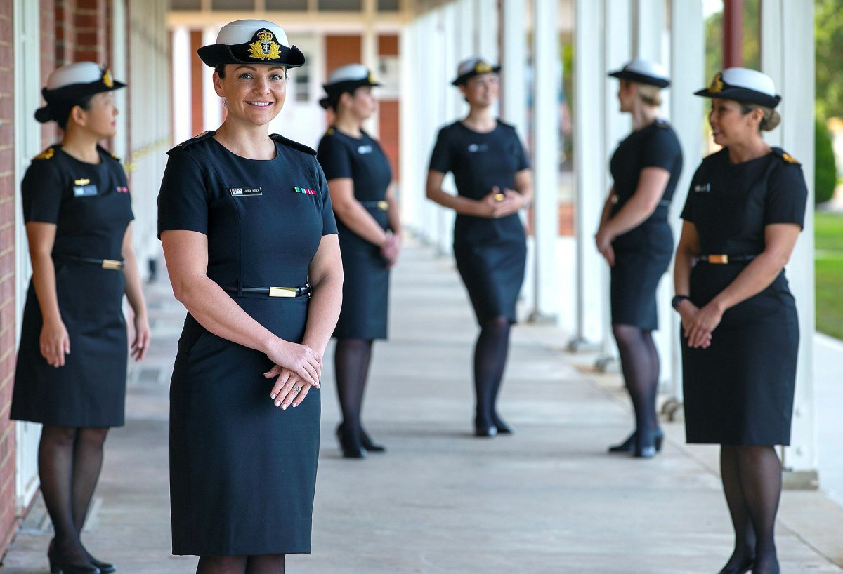 Ambassade Diplomat Kor Royal Australian Navy's tweet - "OOTD || Change to winter uniform. Maritime  Human Resources trainees and their instructor wear the new #AusNavy black  winter dress. Following positive feedback from a user trial,