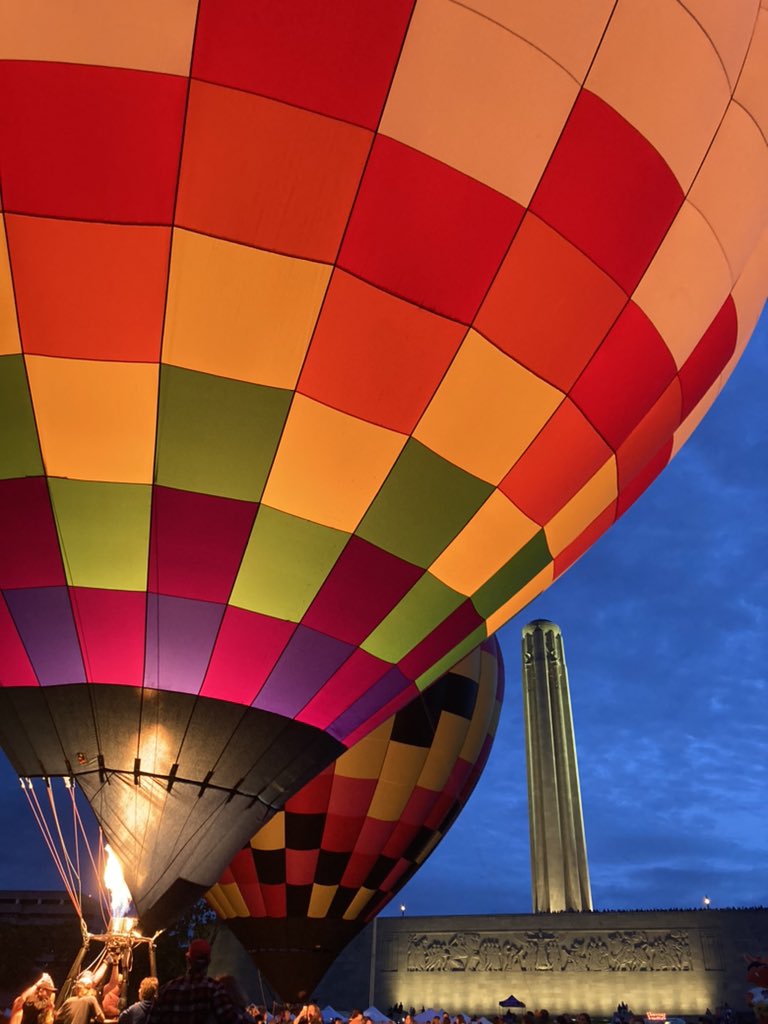 HandzelChris's tweet photo. Balloon glow!  @TheWWImuseum https://t.co/xoHDTDcwAe