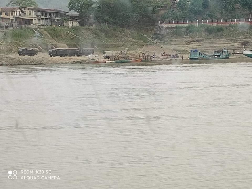 According to locals, five mine tankers with 6 military security boats arrived at the port of Kalewa this morning (May 31). These mines are often used to detonate mines at a Chinese company in Nansipun, Khandee Township, Upper Sagaing Division. #May31Coup