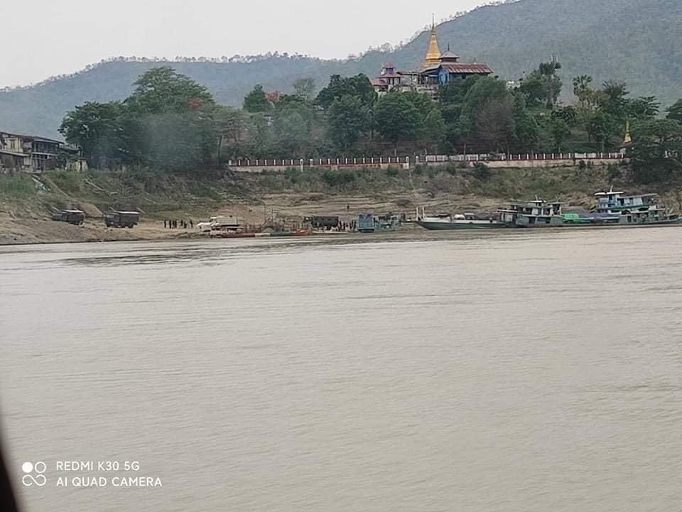 AlicccAP's tweet photo. According to locals, five mine tankers with 6 military security boats arrived at the port of Kalewa this morning (May 31). These mines are often used to detonate mines at a Chinese company in Nansipun, Khandee Township, Upper Sagaing Division. #May31Coup https://t.co/0yjwNP5J2c