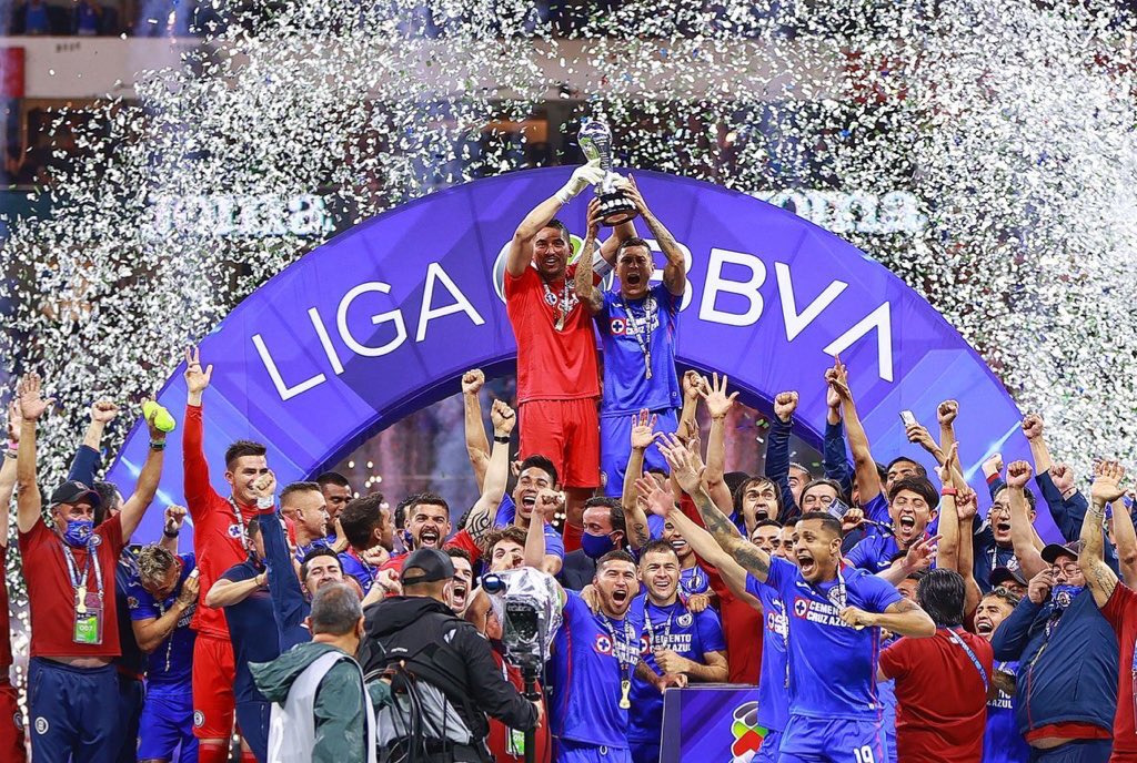 ¡SE ACABÓ EL SUBCAMPEONÍSIMO!
¡SE ACABARON LAS CRUZAZULEADAS!
¡CRUZ AZUL ES JUSTO CAMPEÓN DEL FUTBOL MEXICANO!

El momento con el que soñaron los aficionados del Cruz Azul por casi 24 años.