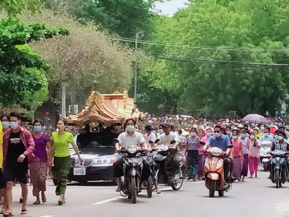 Thousands of people have been sent to the last funeral of 27 years of Ko Moe Myint Aung from Bagan city brutally murdered by the terrorist councils. #WhatsHappeningInMyanmar  #May31Coup