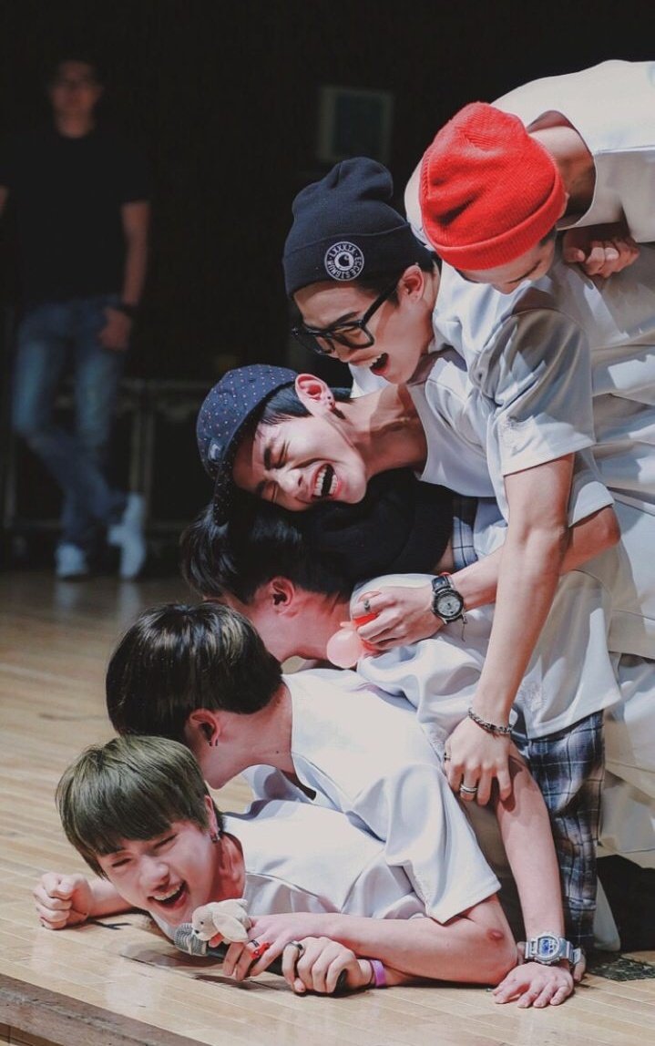 Soly0307's tweet photo. Hilo sumamente necesariooo de  BANGTANNN 💜 https://t.co/Q0P9AirWFS