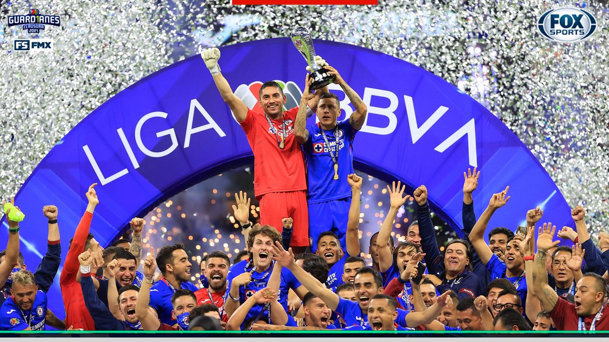 FOXSportsMX's tweet photo. ¡LA POSTAL CON LA QUE SE SOÑÓ POR MÁS DE 23 AÑOS!📸

Así fue como José de Jesús Corona y Julio César 'Cata' Domínguez levantaron en todo lo alto el trofeo que acredita a Cruz Azul como CAMPEÓN del Guard1anes 2021 de la Liga MX

#CentralFOX https://t.co/r0k9YuXGLA
