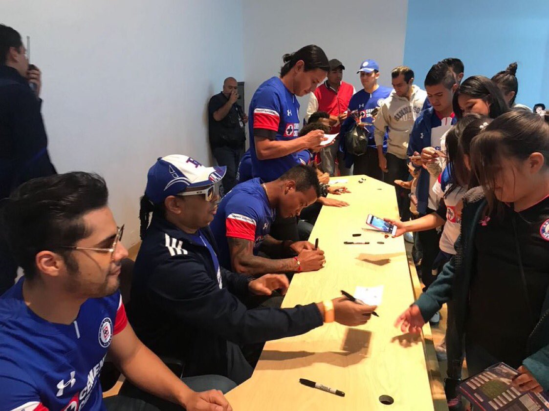 MERENGLASS's tweet photo. MERENGLASS Felícita al @CruzAzul por su 9no. Campeonato 💙
!LLEGÓ LA NOVENA, ARRIBA LA MÁQUINA! https://t.co/xjZuBCdYys