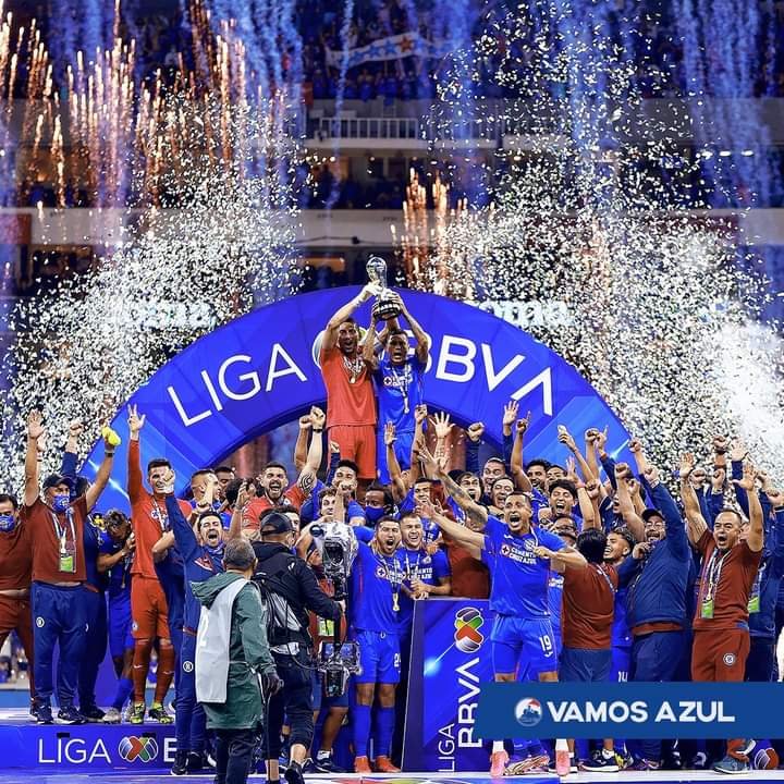 ChinosDeAlba's tweet photo. Este momento, se llama Felicidad!! #Campeones #CruzAzul #LaMaquina #Sangreazul https://t.co/hhjoYHWQYe