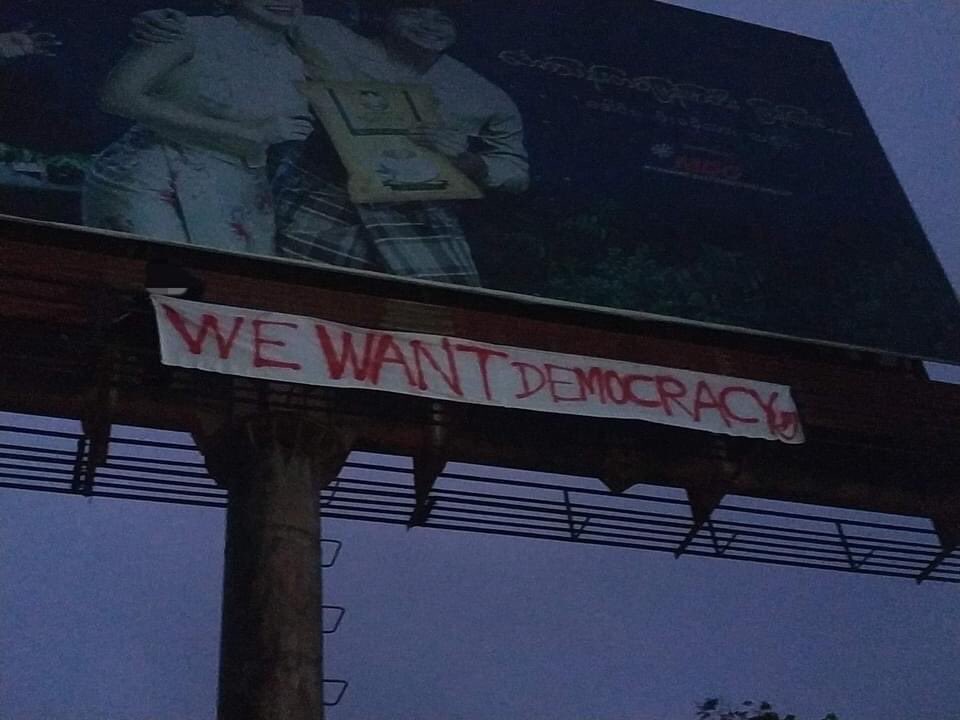 klatpri's tweet photo. A group of young people in Lashio put up an anti-dictatorship banner somewhere in the city around 4:30 this morning.
#WhatsHappeningInMyanmar #May31Coup #MilkTeaAlliance https://t.co/f8Spo1v7KF
