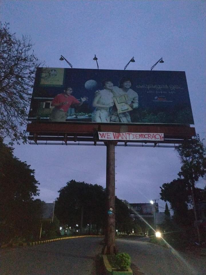 klatpri's tweet photo. A group of young people in Lashio put up an anti-dictatorship banner somewhere in the city around 4:30 this morning.
#WhatsHappeningInMyanmar #May31Coup #MilkTeaAlliance https://t.co/f8Spo1v7KF