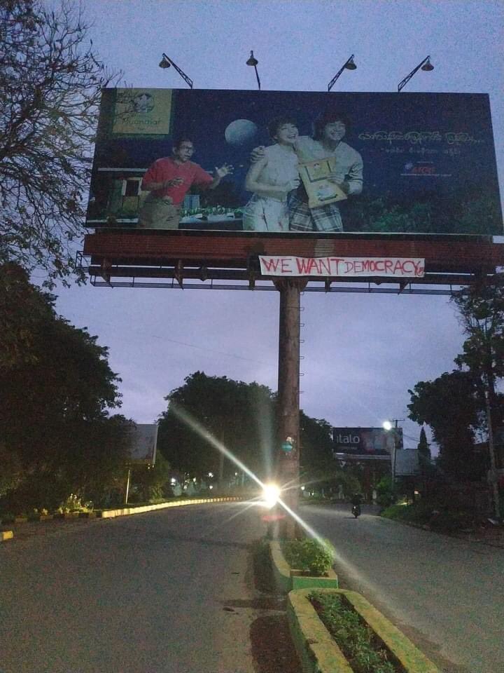 klatpri's tweet photo. A group of young people in Lashio put up an anti-dictatorship banner somewhere in the city around 4:30 this morning.
#WhatsHappeningInMyanmar #May31Coup #MilkTeaAlliance https://t.co/f8Spo1v7KF