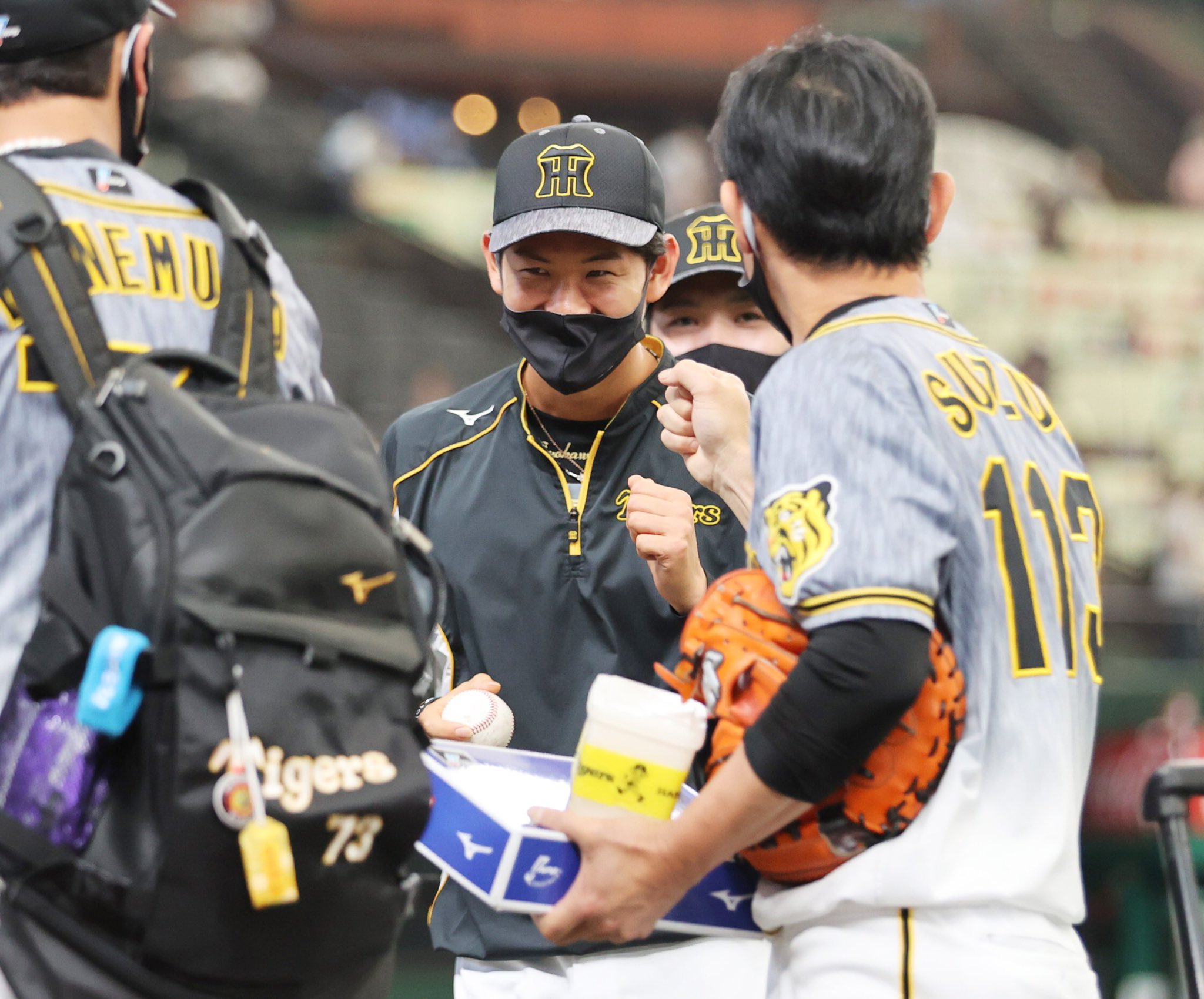 極トラ プレミアム 日刊スポーツ プロ初勝利 ウイニングボール大事に握りしめていますね 及川投手のサインを最初にもらったのはなんと T Co Axeo5qegm6 Hanshin Tigers 阪神タイガース 及川雅貴 プロ初勝利 メットライフ