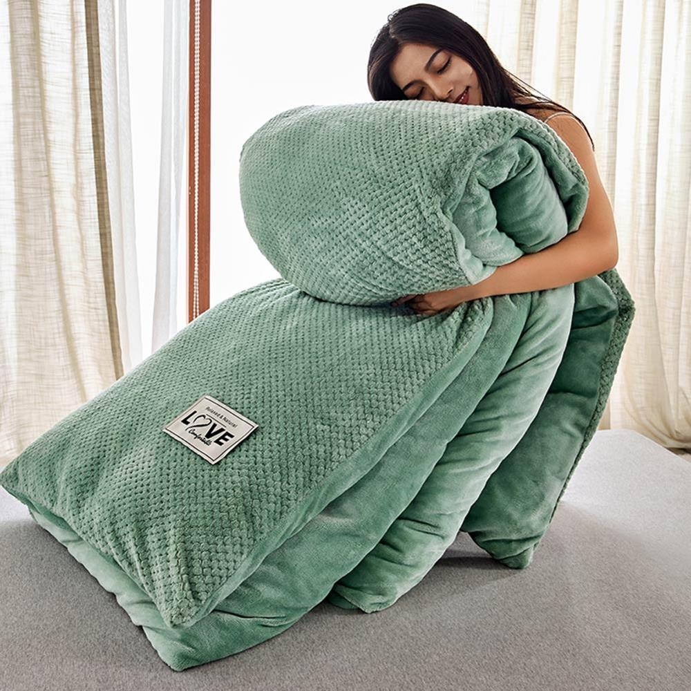 Плотное толстое покрывало. Зимнее толстое одеяло. Одеяло теплое зимнее. Самое толстое одеяло. Плед теплый толстый.