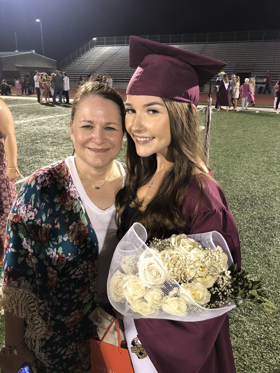 corirenickk's tweet photo. guys i graduated https://t.co/McYzzKaeou