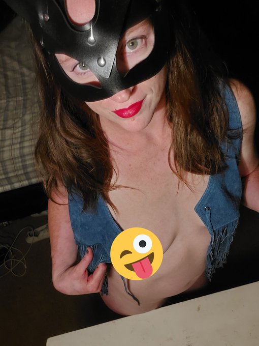 Hey there ;) #cowgirl #redfox #bdsmmask #nsfw #milf #hotmom #onlyfans #hotonlyfans #riskay #redlipstick