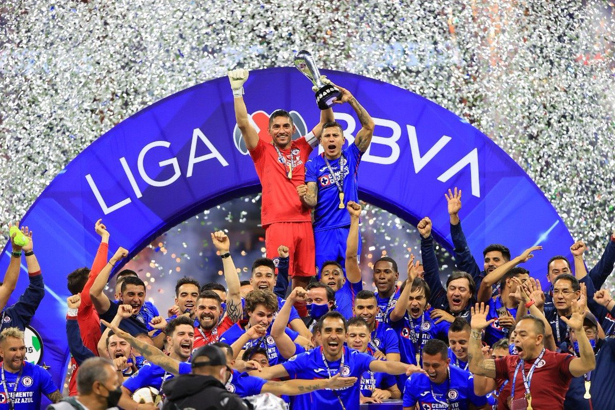 fausto_pinto2's tweet photo. Grítalo!!! #CruzazulCAMPEON muchos lo intentamos y hoy se da, no hay nada que me de más alegría por toda la afición, y más por estos 2 que levantan la copa @jesuscorona01 @catadominguez04 https://t.co/Ar8KnD1ufV
