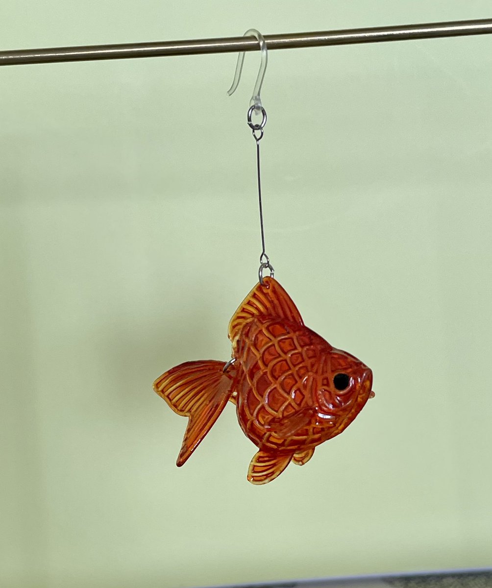 キンギョイチ様から お迎えした ゆらゆら揺れる 金魚ピアス 金魚すくいのポイ 叔父のおズボンのイラスト キンギョイチ様から お迎えした ゆらゆら揺れる 金魚ピアス 金魚すくいのポイ 叔父のおズボンのイラスト