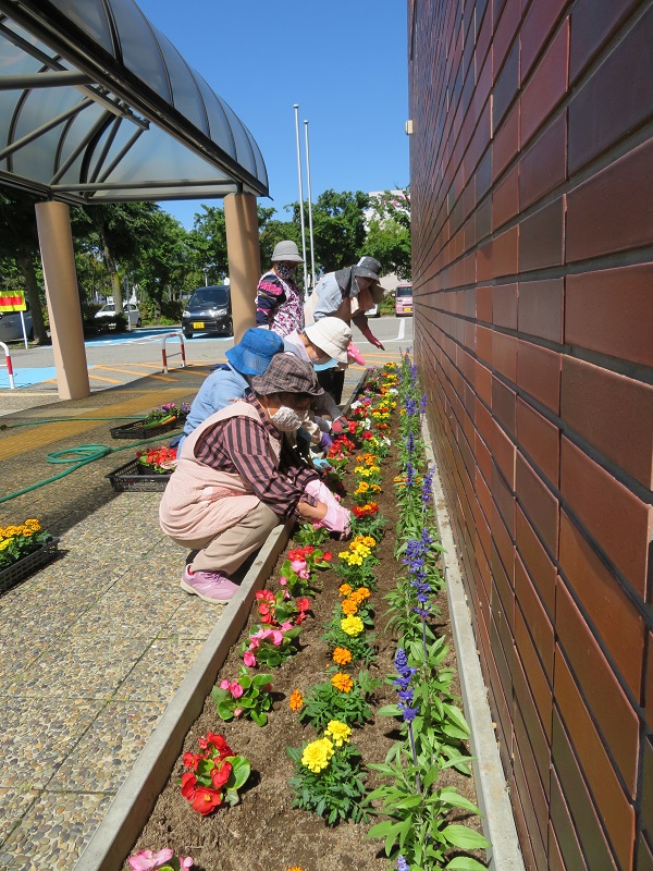 松本市社会福祉協議会 松本市高齢者クラブ連合会の皆さんに 花を植えていただきました 松本市総合社会福祉センターの入口にある花壇に 会長はじめ女性部の皆さんが花を植えてくださいました マリーゴールド ペチュニア等色とりどりの華やかな花壇 松本市社会福祉協議会 松本市高齢者クラブ連合会の皆さんに 花を植えていただきました 松本市総合社会福祉センターの入口にある花壇に 会長はじめ女性部の皆さんが花を植えてくださいました マリーゴールド ペチュニア等色とりどりの華やかな花壇