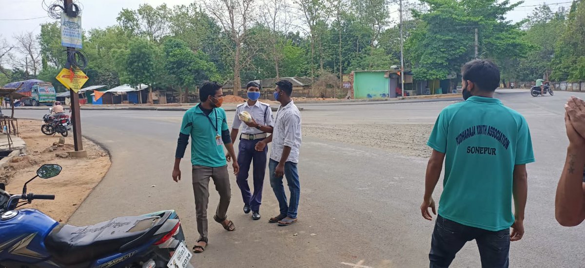BudharajaD's tweet photo. Free meals  distribution to migrant workers, Traffic and Police Personal , DHH Subarnapur , Migratory peoples   at Sonepur for over 3 Weeks by BYASD subrnapur.
With today's free meal distribution, we have completed serving more than 2000+ needy and still continuing. https://t.co/mjlgVbfV4I