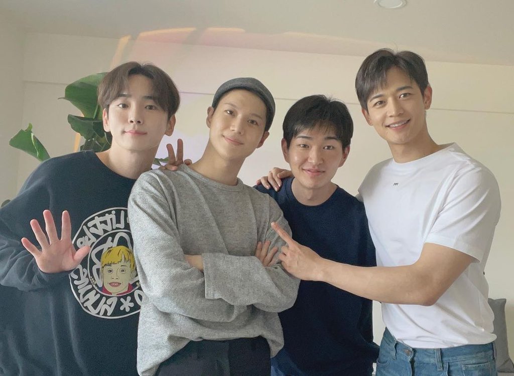 taem_1013's tweet photo. 気をつけていってらっしゃい😭🥑
ずっと待ってるからね。だいすき。
#내존재의이유는_오직태민이라서
#DearMyTAEMIN https://t.co/mnS9Le6vn4