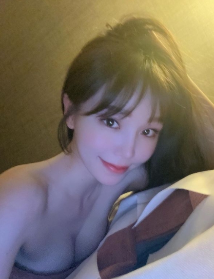 feifei0218's tweet photo. 很常有人跑來跟我說   

小姐妳好~
知不���道妳的眼神會電人
只要對到一眼我人就被妳撫惑帶走
到時妳就要對我負責了唷  
( 聽完直接傻眼..XD ) 

聽了真的是好氣又好笑欸 🤣 🤣 🤣
沒辦法 這只能怪我爸媽 
怪他們怎麼有辦法把我的眼睛生的這麼美呢❤️💋👍 https://t.co/9eufqrROka