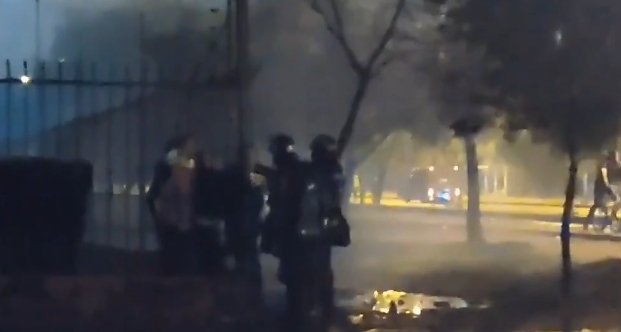 #Bogotá #PortalResistencia arremetida del ESMAD en medio de apagón en los barrios aledaños, zozobra, heridos, familias gaseadas desde ayer en la noche #30M a esta hora #31M
