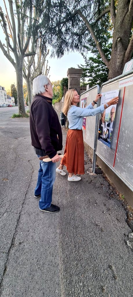 KarineEngel49's tweet photo. ➡️ C'est parti pour le collage officiel sur les panneaux électoraux de vos écoles depuis 6h ce matin 🇨🇵

Retrouvez l'équipe sur https://t.co/1VdfgNMmuR
#electionsdepartementales
#angers #angers4 https://t.co/yXUEdhMCgc