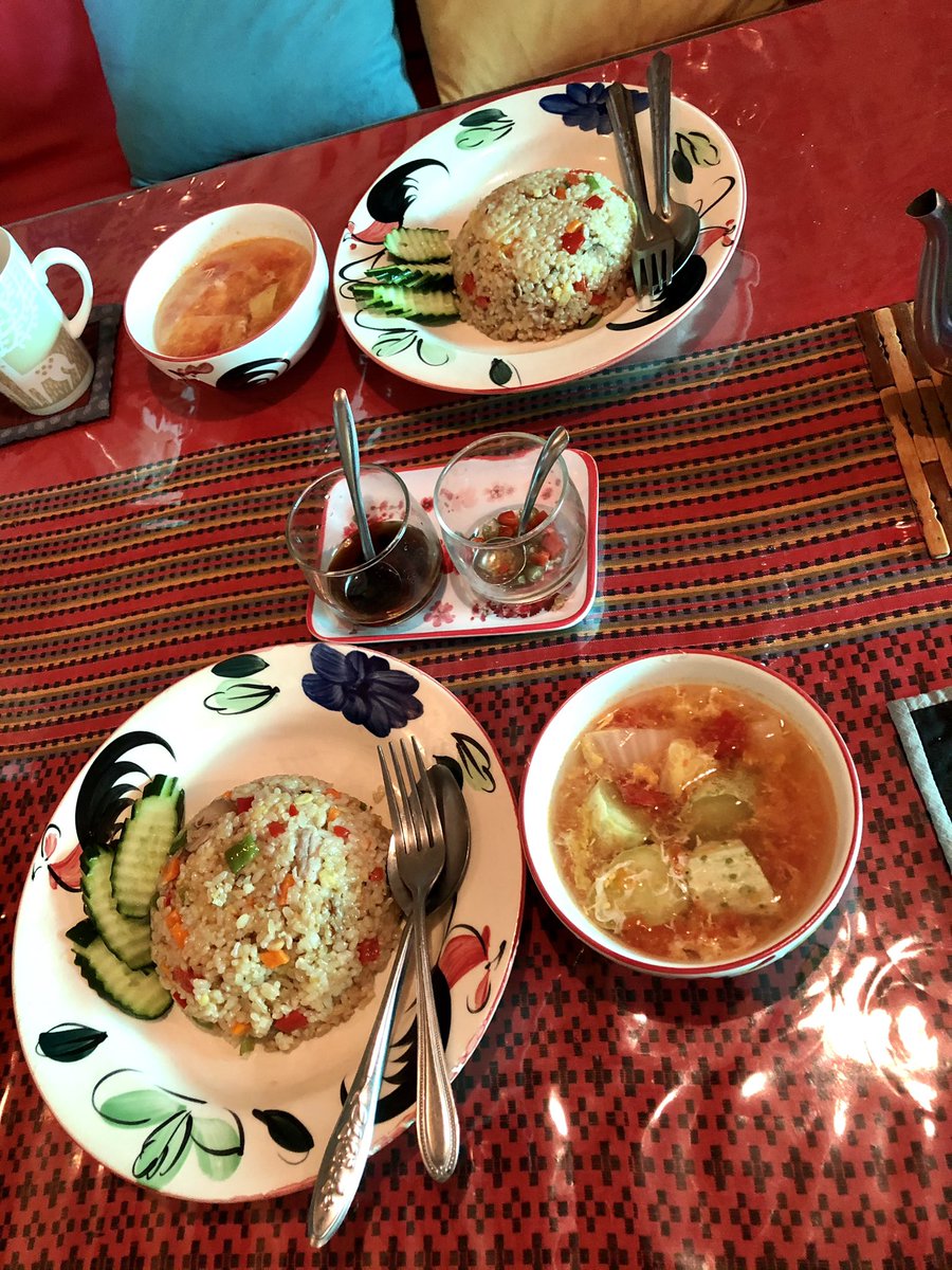 おぐしみき サワディシンチャオ على تويتر 今日のお昼ごはんはタイ料理 パイナップルチャーハンと白胡瓜トマト卵白菜のスープ 野菜嫌い はスープの大きな具以外ちゃんと食べてくれたけれど 混ざり物が多すぎると文句言ってました スープは 先日のスペアリブの おぐしみき サワディシンチャオ على تويتر 今日のお昼ごはんはタイ料理 パイナップルチャーハンと白胡瓜トマト卵白菜のスープ 野菜嫌い はスープの大きな具以外ちゃんと食べてくれたけれど 混ざり物が多すぎると文句言ってました スープは 先日のスペアリブの