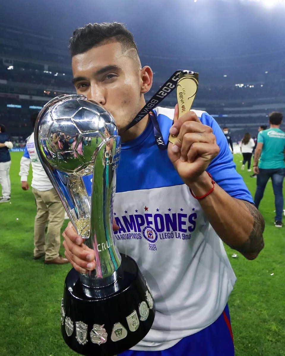 orbelin90's tweet photo. Objetivo cumplido, gracias @CruzAzul. ¡Somos campeones! 🙏🏼💙🤠 https://t.co/pBbY9pNWTh