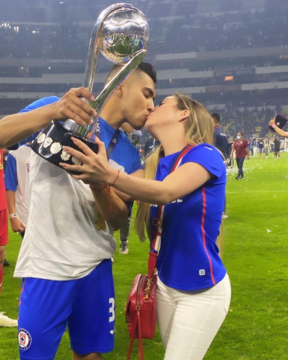 orbelin90's tweet photo. Objetivo cumplido, gracias @CruzAzul. ¡Somos campeones! 🙏🏼💙🤠 https://t.co/pBbY9pNWTh