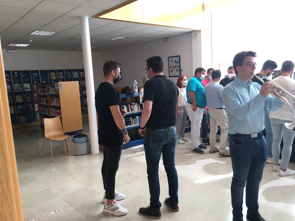 iberbrass's tweet photo. Magnífica exposición de trompetas de la marca FiDES en el Centro Cívico Municipal “La Estación” (Guillena-Sevilla). 
Alumnos y profesores pudieron probar y conocer el nuevo sistema “U-phonic” creado por Francisco Montesinos. ENHORABUENA y muchos ÉXITOS. 

#fides #uphonic https://t.co/qFMJur7GbD