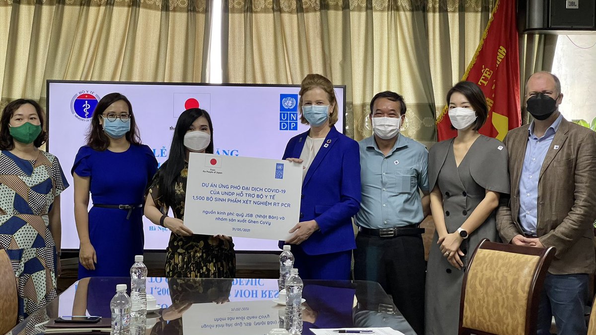 We just handed over 1,500 RT PCR test kits to 🇻🇳Min Health to support urgent testing in #COVID19 hotspots
Gr8 thanks to JSB <a href="/JapanGov/">The Gov't of Japan</a> &amp; #GhenCoVy production team 4 generous support.
<a href="/UNDP/">UN Development</a> stands ready to support #VietNam #health sector procure vitally needed supplies #Health4All