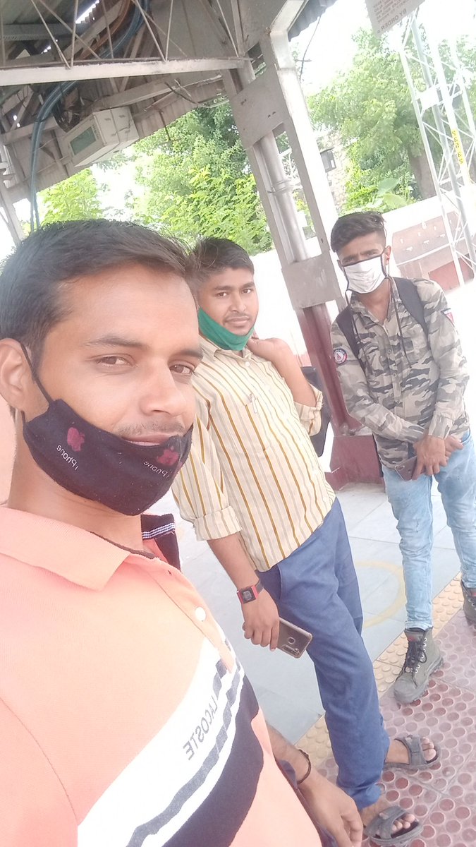 LokeshBarwal4's tweet photo. आज गांधी नगर रेलवे स्टेशन जयपुर से, एक बार फिर किसान आंदोलन को मजबूती प्रदान करने के लिए AISF SWM के जिलाध्यक्ष @hariom_singh_sk जिलाप्रभारी @BarwalHarisingh @LokeshBarwal4 लाखन अजय के साथ शाहजहाँपुर खेड़ा बॉर्डर के लिए रवाना!!
#FarmerProtests @Ms_Marmat @BanwariSantha @YogeshM39 https://t.co/Q8XHU4BBza