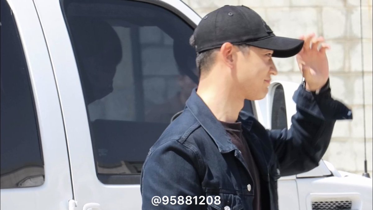 minho was in the car with taemin like how taemin was in the car with minho 😭

#2MIN #투민