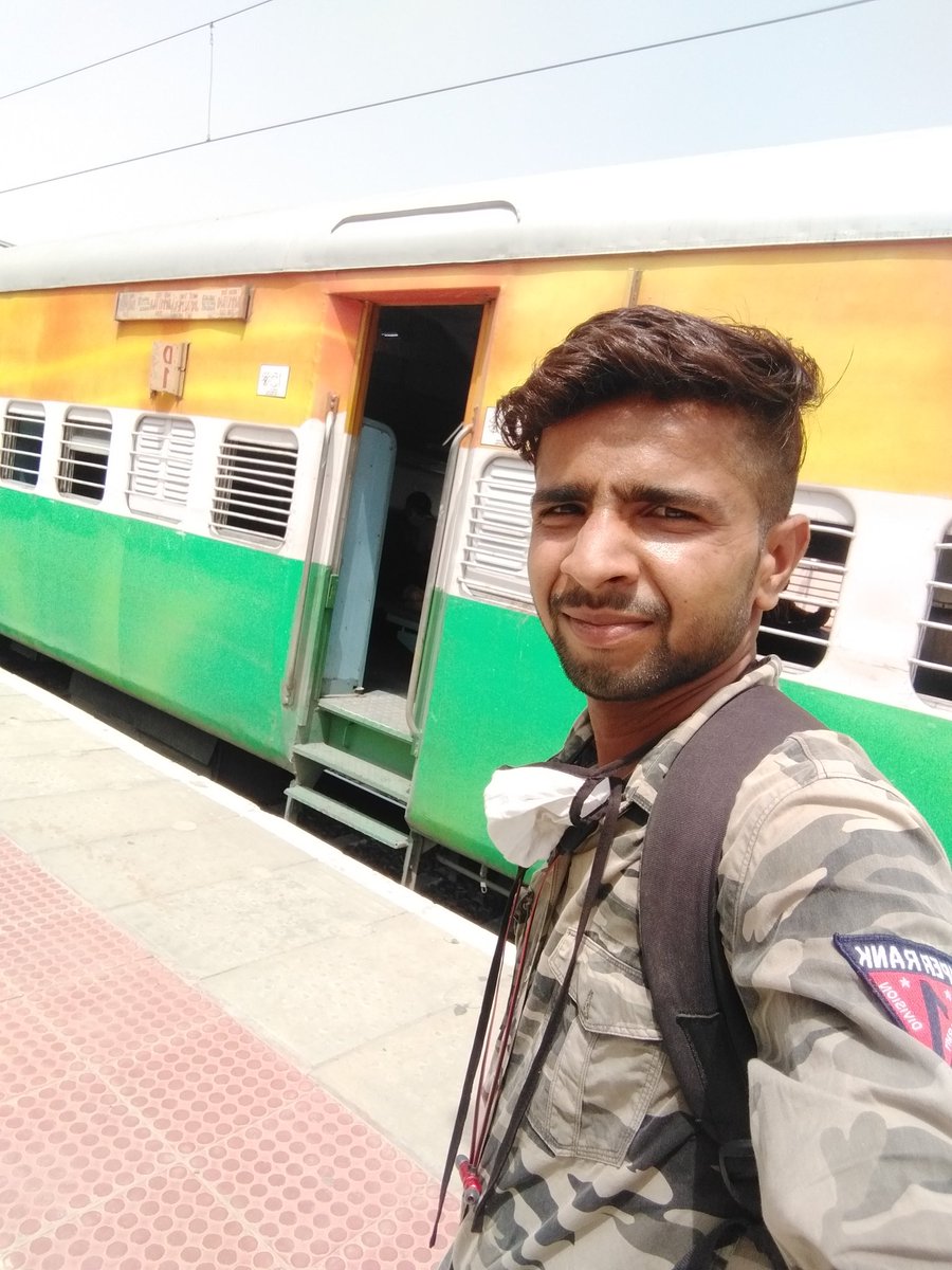 LokeshBarwal4's tweet photo. क्रांतिकारी साथियों को क्रांतिकारी रेलवे डिब्बा में ही सीट मिली। एक बार फिर किसान आंदोलन को मजबूती प्रदान करने के लिए रवाना! AISF जिलाध्यक्ष @hariom_singh_sk, जिला��्रभारी @BarwalHarisingh Lokesh लाखन अजय के साथ!
@Ms_Marmat @PintuPahadi 
#वेटिंग_पुलिस_भर्ती_2018 
#PetrolPrice https://t.co/zkmNGfz4Cs