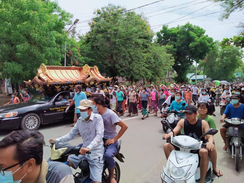 maythetchal2018's tweet photo. Thousands of people attended the 27th burial of KoMoeMyintAung, a Bagan city resident cruelly murdered by terrorist councils. #May31Coup #WhatsHappeningInMyanmar https://t.co/8P65Iir2tN