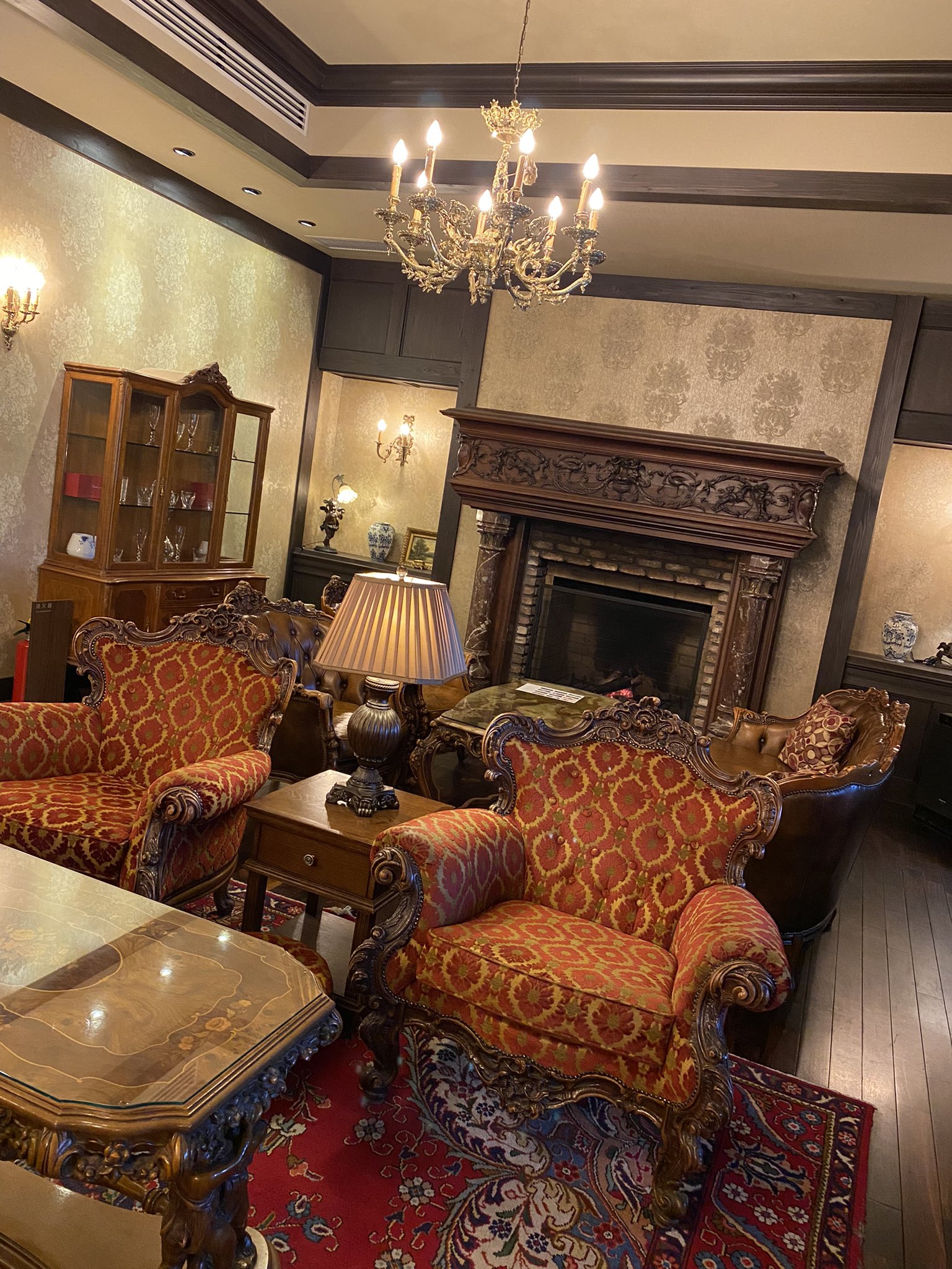 M De B エム ドゥ ビー チェックインの受付場所が豪華 アンティーク家具の最高級ホテル ルグラン軽井沢 最高級ホテル 豪華すぎる アンティーク家具 接客が素晴らしい 軽井沢ホテル ぜひカップルでお泊まりください T Co