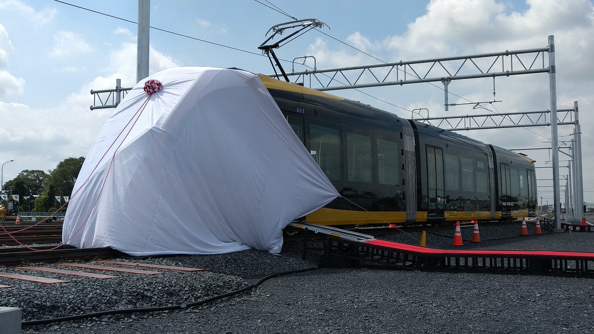 u_lightrail's tweet photo. ついに…今日はお披露目式が行われました！！！！！！！！！！

先週と打ってかわって快晴に恵まれました。

HU300形の黄色と黒の車体が青空に映えて、非常にインパクトがあります。

内装もかなり洗練されていて想像以上に広々としていました。

今後は開業に向けて、さらに16編成納入されてきます。 https://t.co/hAhHUmgiP9