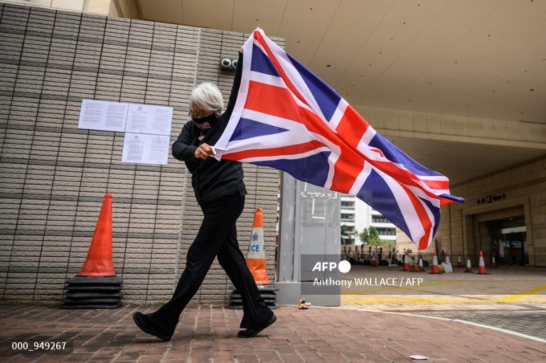 AFPphoto's tweet image. Hong Kong's 'Grandma Wong' arrested for solo Tiananmen protest #AFP 
📸 @AntAFP
📷 Isaac Lawrence