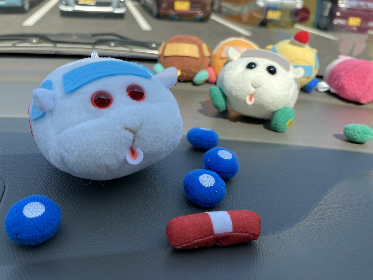 モルカーのぬいぐるみ 灼熱の車内に置いてたら衝撃的な見た目になってしまう 可哀想に 子供泣くぞ Togetter