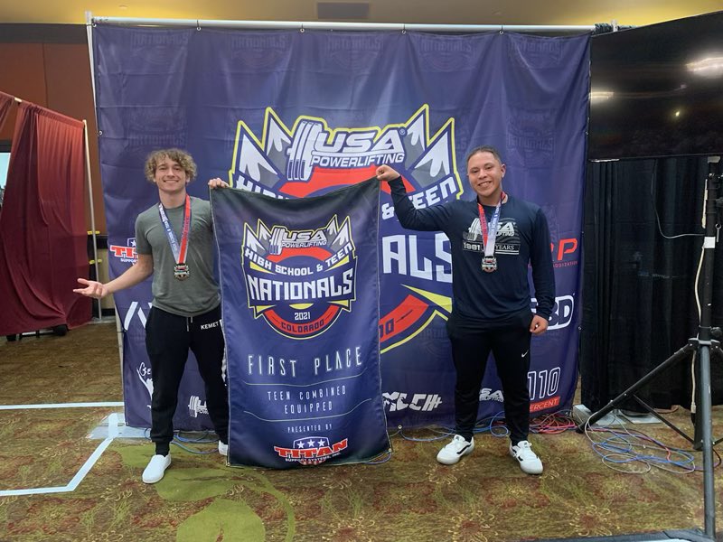 lobopowerlifti1's tweet photo. Your 2021 USAPL HIGH SCHOOL/TEEN NATIONAL CHAMPIONS. 4 National champions and 2 runner ups. @BraydenBromons1 with 2 OPEN American records and took home best lifter at NATIONALS. #wewonnationals #stillundefeated #dominate #nationalchampions https://t.co/j9EtK8O5uN