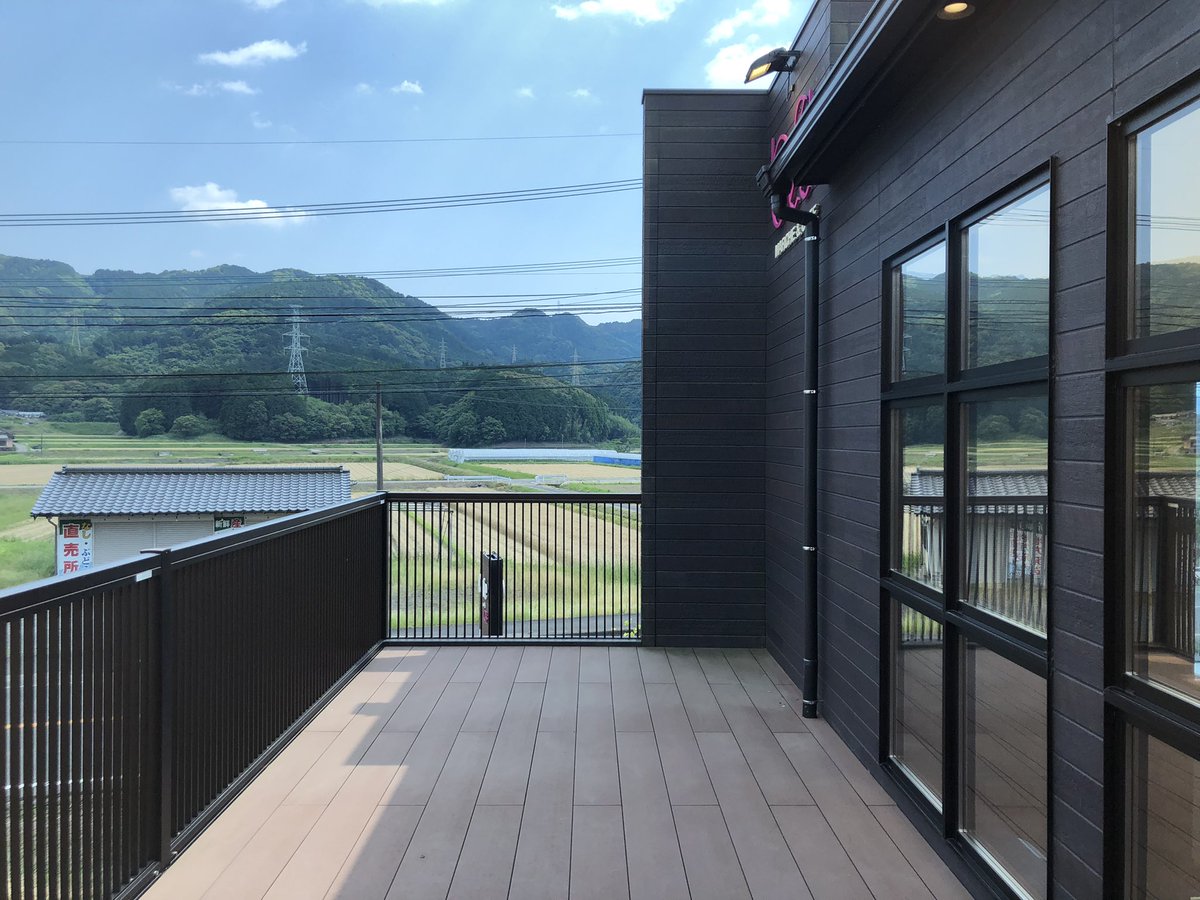 Pi1720's tweet photo. ああ、こんな空間も素敵だな✨

ちょっと高いところから畑を眺めるとか、お洒落な空間だけど、農作業されている姿をみてほっこり癒されたり🥰 https://t.co/mOWBYx3VJn
