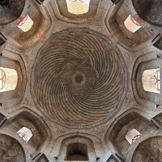 Çarkıfelek; TRT reklam kuşağında ve Malatya Ulu Camii’nin muhteşem kubbesinde. Eski Türk inancında evren imgesi çoğunlukla çarkıfelek simgesi olarak kullanılıyordu. Gök çarkının dönüşünü simgeleyen “çarkıfelek”, günümüzde feleğin çemberi, feleğin çarkı olarak dilimize yerleşti.