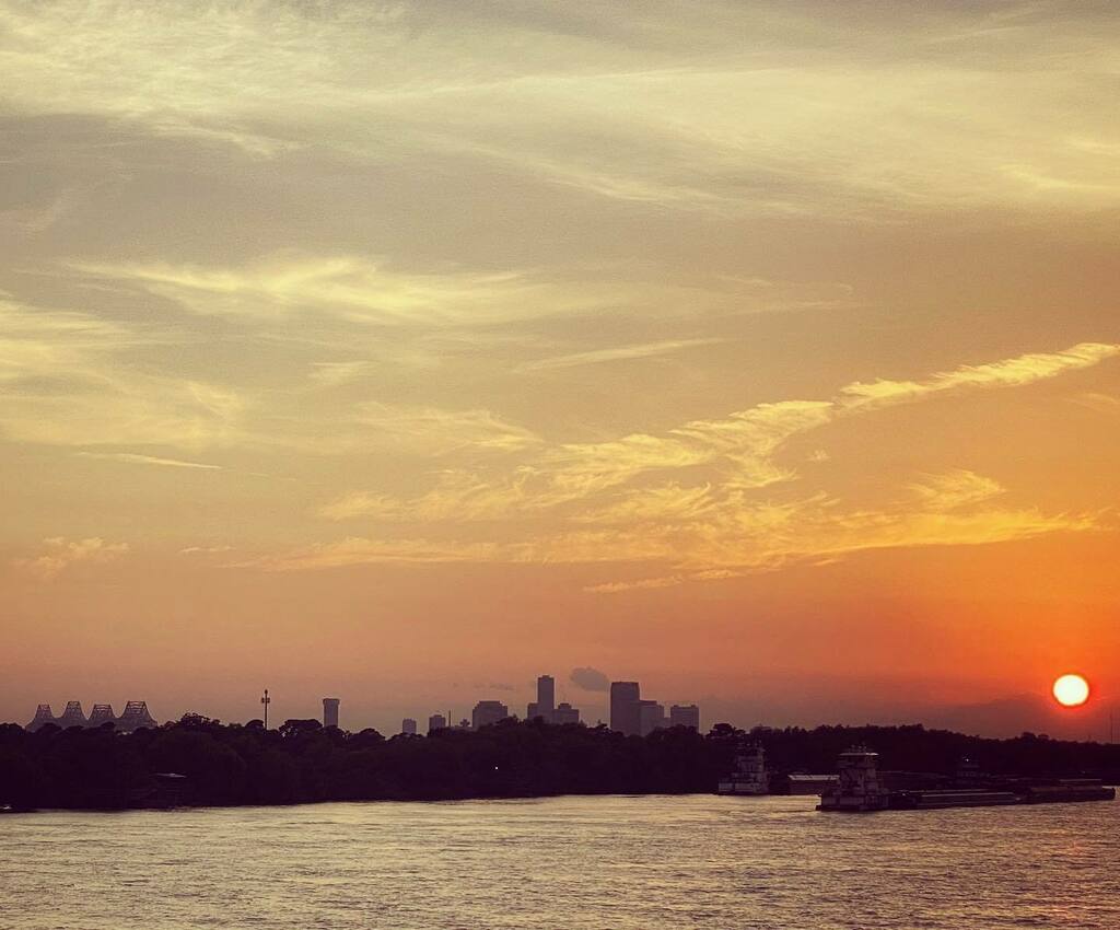 bongofury's tweet photo. Sunset, #NOLA
#landscape #cityscape #sunset #skyscape #cloudscape #MississippiRiver #snapseed #hdr #icviews https://t.co/J2pKvlYTIy https://t.co/rQnECcgGsj