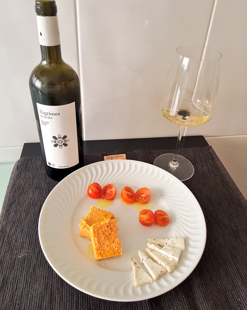 Delicioso Pastel de Cabracho de @santa_teresa
Queso de cabra con trufa de <a href="/queseriadfca/">Quesería Doña Francisca</a> 
Llágrimes de Tardor 2018, Garnacha blanca de <a href="/santjosepwines/">Sant Josep Vins</a>, que está perfecto para su consumo
Aperitivo de lujo😋
#vino #winelover #Gastronomía
