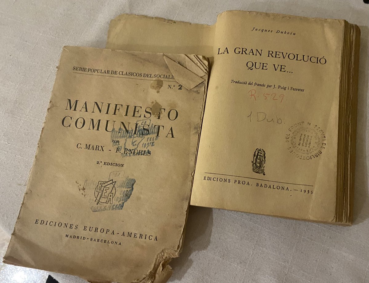 A la calaixera del padrí, home de dretes, hem trobat aquests llibres. Mai sabrem si se’ls va llegir o a qui els guardava…Tampoc sabrem tot el que van veure abans d’arribar a la calaixera… quan estaven al front… #guerracivil #culturapopular #serveidebibliotequesdelfront