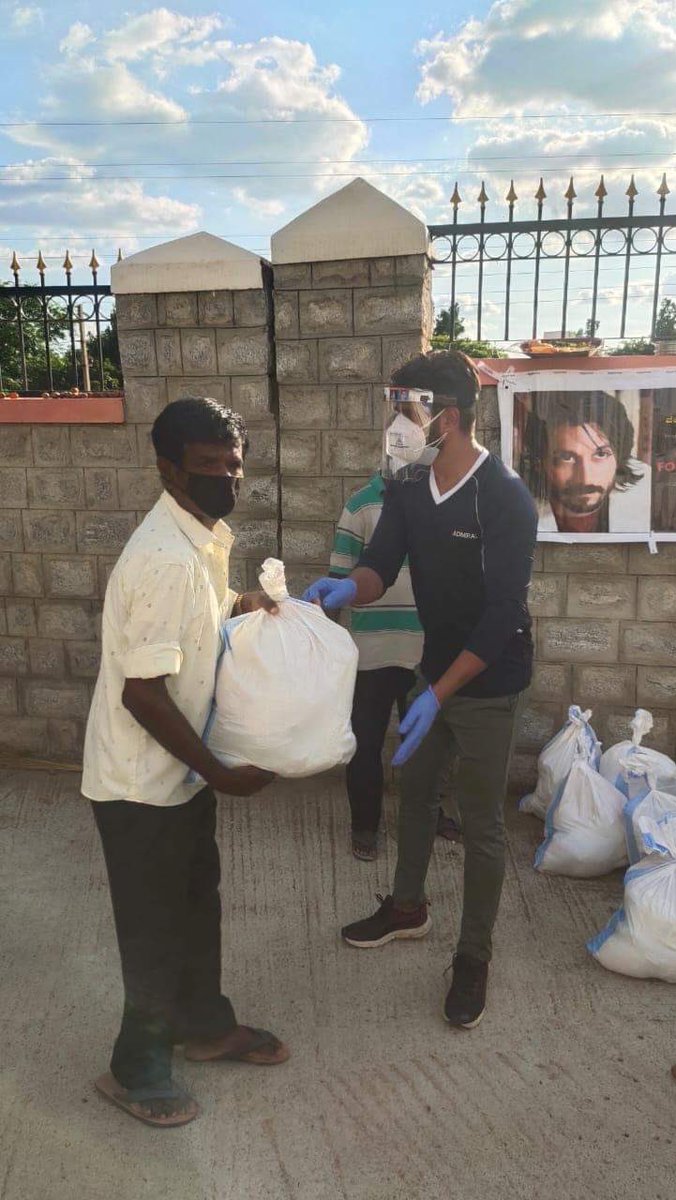 ChetanAhimsa's tweet photo. Yesterday, Chetan Foundation & Veera Kannadigara Gharjane distributed ration kits to our cemetery workers at Jaalalli Cemetery
This is our 5th Bengaluru cemetery after Cox Town, Hebbal, Wilson Garden & Shantinagar
Our #socialwork aims to reach every #cemeteryworker in Bengaluru https://t.co/S7QmtgRczE