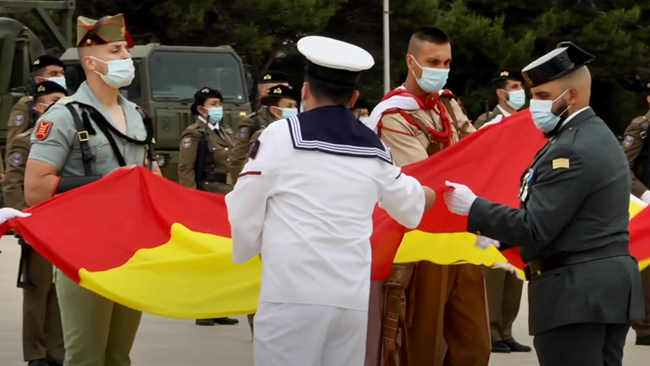 ANLH_JOMunilla's tweet photo. 📰 ACTUALIDAD | DIFAS. Melilla vive un Día de las Fuerzas Armadas marcado por la COVID-19 https://t.co/WWAOU0MgSy (vía @ElFarodeMelilla). Este año se ha podido realizar una parada militar en la base de Alfonso XIII como acto simbólico. #LaLegión #COMGEMEL #DIFAS21 https://t.co/obACw0ONP1