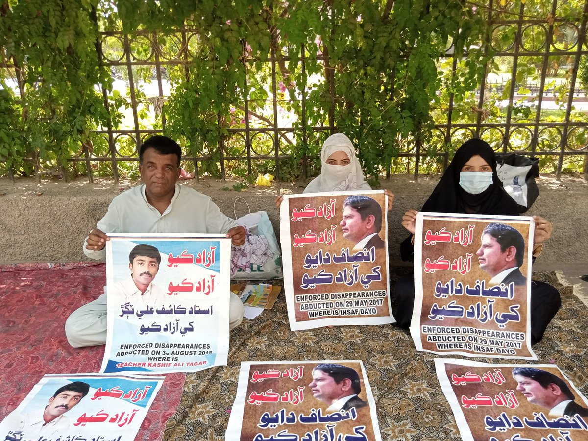AqsaDayo's tweet photo. لاڙڪاڻي مان کنڀي گم ڪيل انصاف دايو ۽ استاد ڪاشف ٽڳڙ
جي وارثن پاران پنهنجي پيارن جي آزاديءَ لاءِ لاڙڪاڻي پريس ڪلب آڏو احتجاج ريڪارڊ ڪرايو ۽ مطالبو ڪيو ته اسان جي پيارن کي جلد کان جلد آزاد ڪري اسان جي مايوسي کي ختم ڪيو وڃي..
#Rleaseinsafdayo
#Rleaseallmissingperons https://t.co/dgeRTIObu2