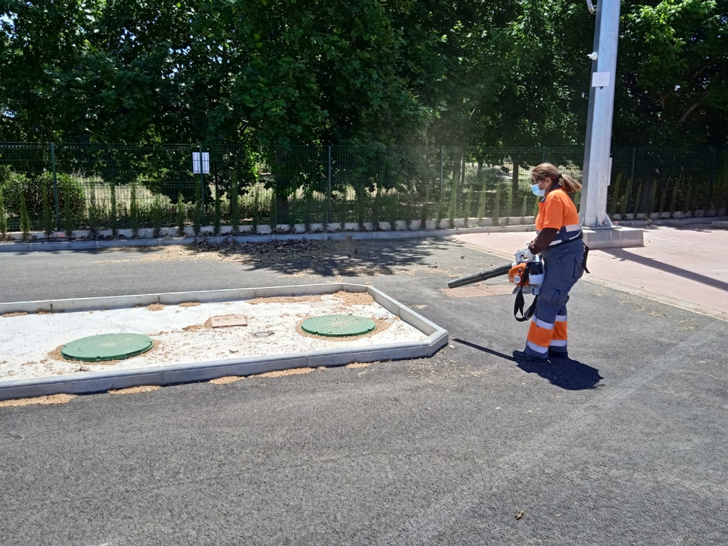 Murcia_Emplea's tweet photo. El alumnado del Programa Mixto de Empleo y Formación de Mayores "BioRío" de Jardinería ha realizado tareas de poda, limpieza y acondicionamiento del perímetro de la Escuela de Bomberos del @aytomurcia en San Ginés.
*Formación subvencionada por @sef_carm https://t.co/rhzmxzdiWv