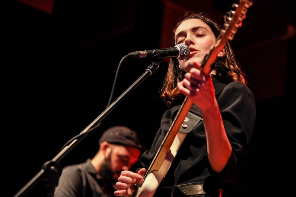 curtcircuit's tweet photo. Arrenquem la setmana encara enlluernats amb la gran vetllada que dissabte va oferir la @nuriagraham a l'@orfeolleidata. ✨ Com ella n'hi ha poques! #salaCAT
📸Fotos de Carles Rodríguez Marín https://t.co/SREa0RH9WI
